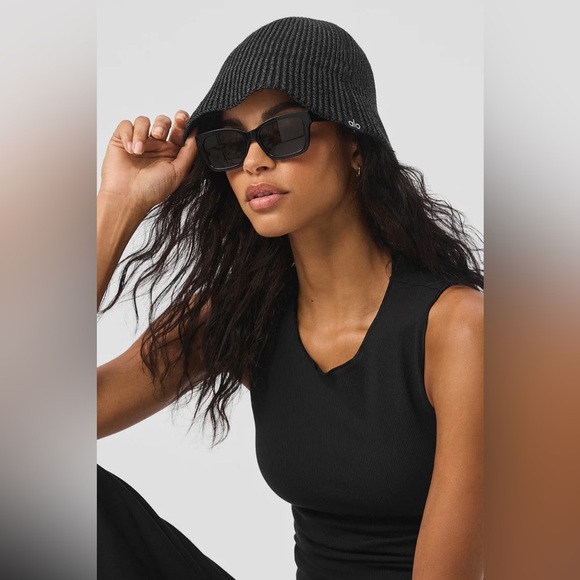 ALO YOGA | ✨NEW✨ Denim Knit Cloche in Black/Anthracite